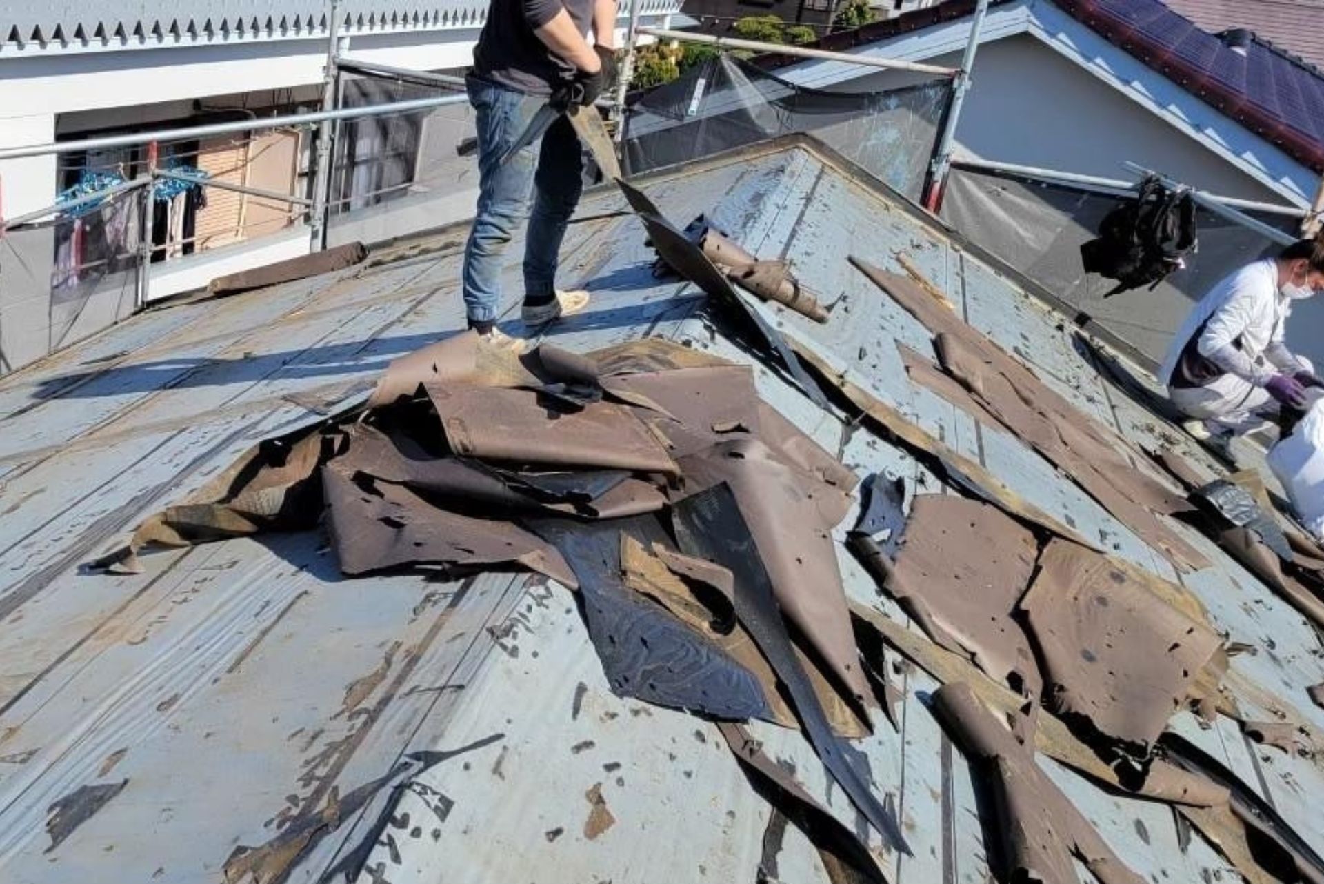 古くなった既存の屋根の撤去